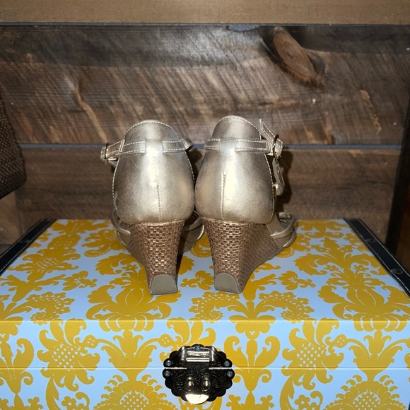 Gold metallic wedges with slip-proof soles - Picture 5 of 11